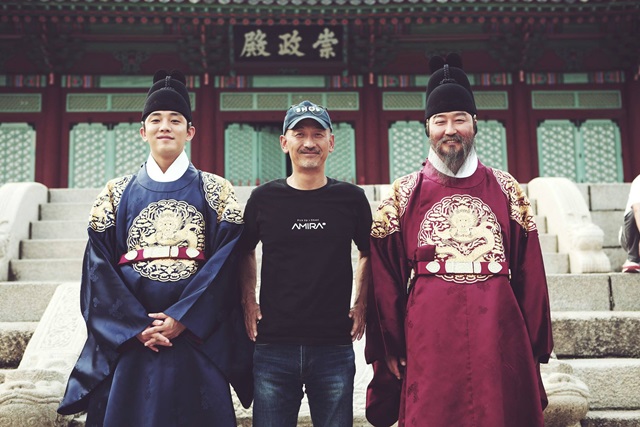 '사도'의 유아인(왼쪽부터), 이준익 감독, 송강호. 평소 낯선 사람과 이야기하는 것을 불편하게 생각한다는 내성적인 성격의 송강호는 현장 분위기를 주도하는 것은 언제나 이준익 감독이라고 회상했다. /쇼박스 제공