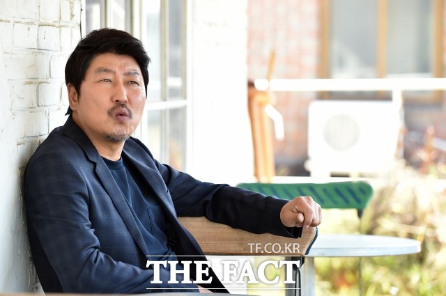 휘파람을 불며 즐거운 기분을 표현하던 배우 송강호. 그는 '사도'를 통해 '왕은 이렇게 연기해야 한다'는 편견을 깨고 싶었다고 말했다. /이새롬 기자 