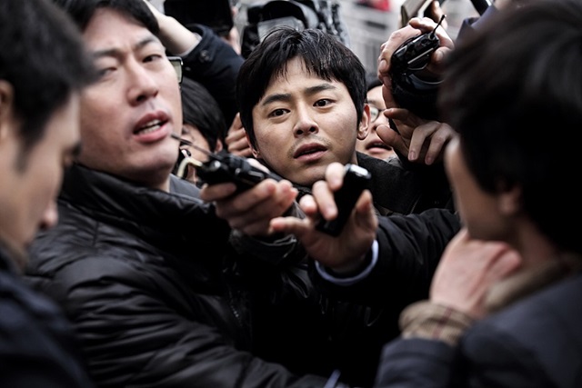 극 중 사회부 기자 허무혁 역을 연기한 배우 조정석. 노덕 감독은 이번 작품을 통해 비단 미디어에 국한된 이야기가 아닌 진실과 선택에 대해 말하고자 했다. /롯데엔터테인먼트 제공