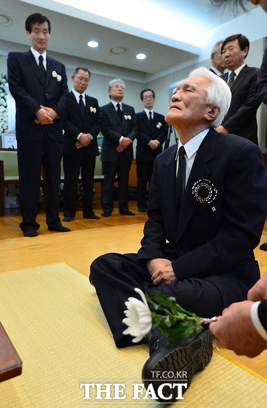 최형우 전 내무장관이 24일 서울 종로구 서울대병원 장례식장에 마련된 故 김영삼 전 대통령의 빈소를 찾아 조문하고 있다. (사진공동취재단/2015.11.24/뉴스1 손형주)