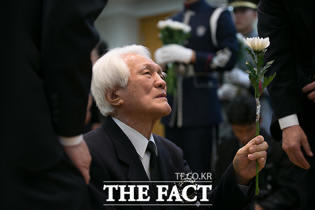 최형우 전 내무부장관이 24일 서울 종로구 서울대병원 장례식장에 마련된 故 김영삼 전 대통령의 빈소를 찾아 조문하고 있다. /사진공동취재단