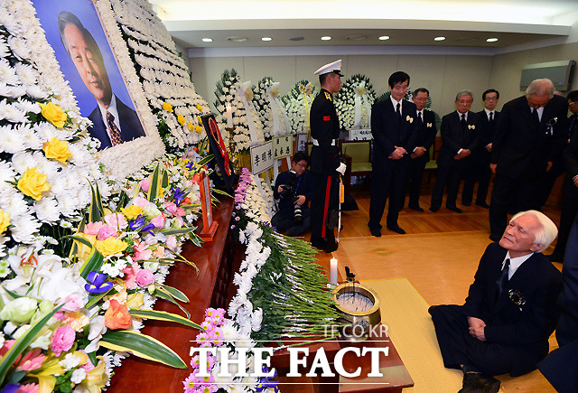 최형우 전 내무장관이 24일 서울 종로구 서울대병원 장례식장에 마련된 故 김영삼 전 대통령의 빈소를 찾아 조문하고 있다. (사진공동취재단/2015.11.24/뉴스1 손형주)