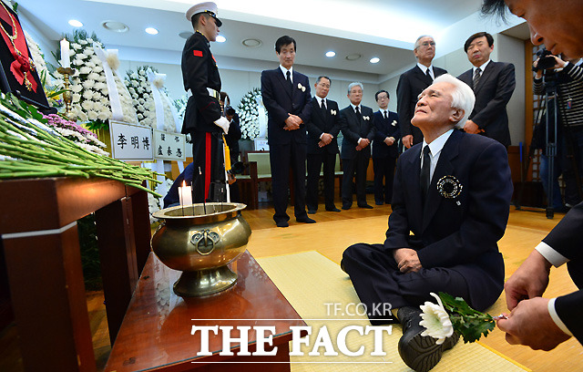 최형우 전 내무장관이 24일 서울 종로구 서울대병원 장례식장에 마련된 故 김영삼 전 대통령의 빈소를 찾아 조문하고 있다. (사진공동취재단/2015.11.24/뉴스1 손형주)