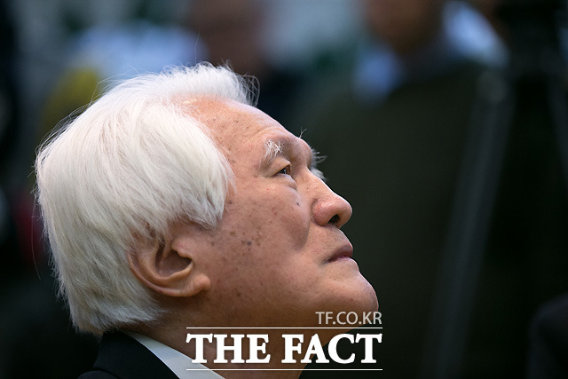 최형우 전 내무부장관이 24일 서울 종로구 서울대병원 장례식장에 마련된 故 김영삼 전 대통령의 빈소를 찾아 조문하고 있다. /사진공동취재단