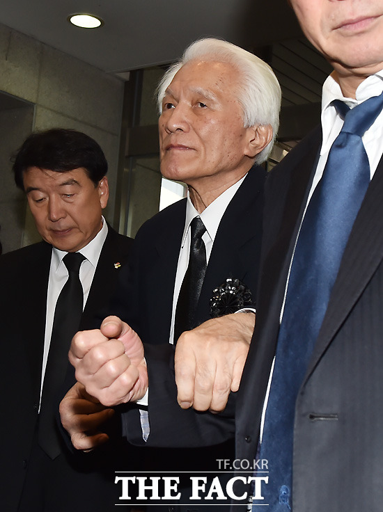 최형우 전 내무장관이 24일 오후 서울 종로구 서울대학교병원 장례식장에 마련된 고 김영삼 전 대통령의 빈소에 들어서고 있다. /사진=이새롬 기자