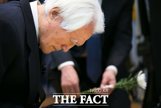 최형우 전 내무부장관이 24일 서울 종로구 서울대병원 장례식장에 마련된 故 김영삼 전 대통령의 빈소를 찾아 조문하고 있다. /사진공동취재단