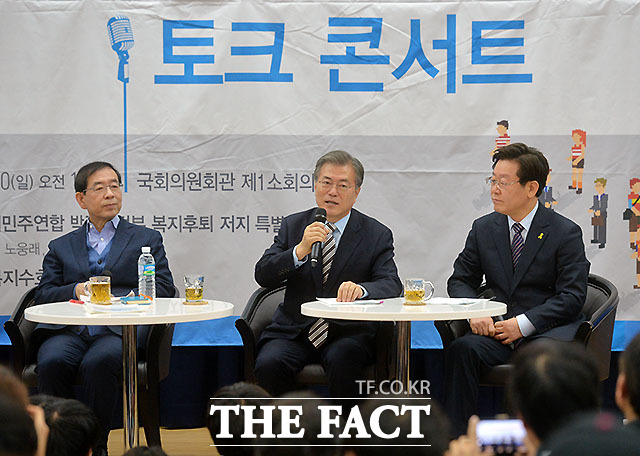 문재인 대표(가운데)가 인사말을 하고 있다. 양 옆에는 박원순 서울시장과 이재명 성남시장./국회=문병희 기자