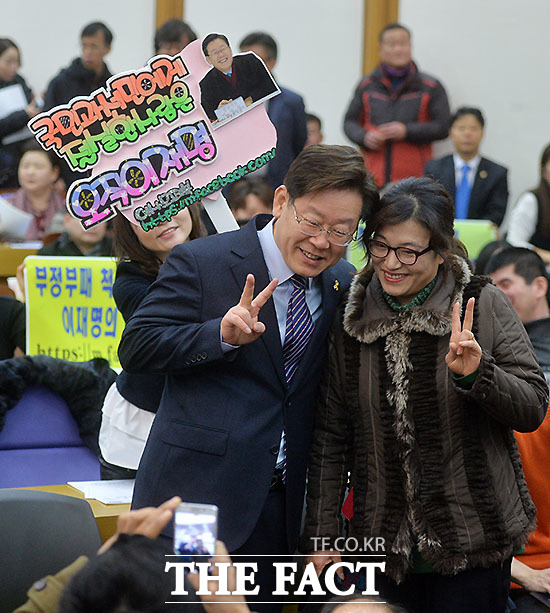 이재명 성남시장이 참석자들과 기념촬영을 하고 있다./국회=문병희 기자