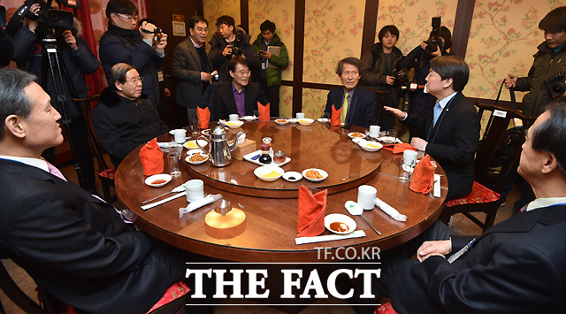 신당 창당에 박차를 가하고 있는 무소속 안철수 의원(가운데)이 8일 오후 서울 마포구의 한 음식점에서  진심캠프 실장 및 팀장, 본부장급 인사 50여 명과 함께 새해 인사를 겸한 만찬에 참석해 장하성 교수와 한상진 창당준비위원장 등과 대화를 나누고 있다./마포=이새롬 기자