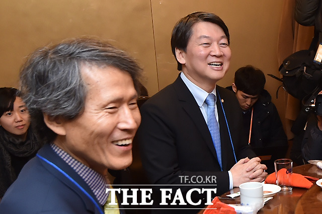 안 의원이 이야기를 나누며 활짝 웃고 있다./마포=이새롬 기자