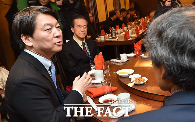 안 의원을 비롯한 한상진 창당준비위원회 위원장, 장하성 고려대 교수, 김근 전 연합뉴스 사장, 정연호 변호사, 최상용 고려대 명예교수는 메인테이블에 둘러앉았다./마포=이새롬 기자