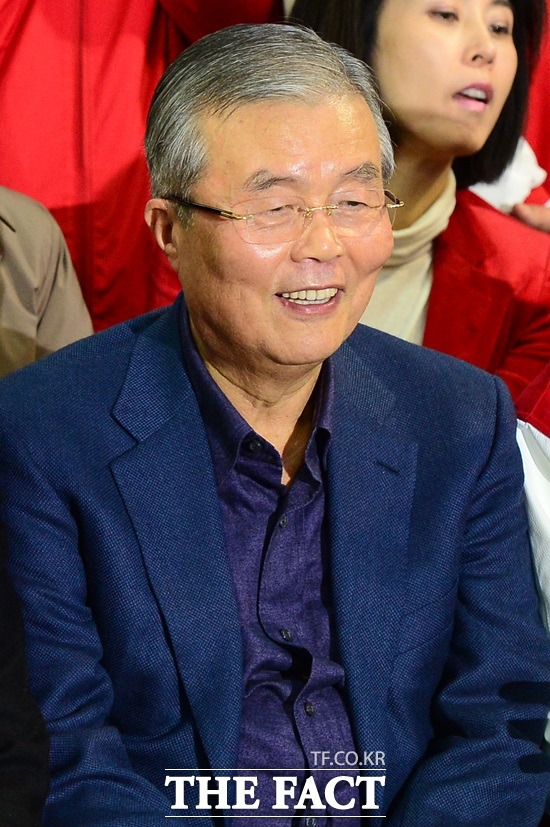 문재인, '경제민주화 아이콘' 김종인 선대위원장 영입(종합) - 정치 | 기사 - 더팩트