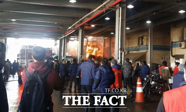 노량진수산시장 화재! 5일 오후 1시40분쯤 노량진수산시장의 창고에서 화재가 발생해 시민들과 상인들이 긴급대피했다. /장병문 기자
