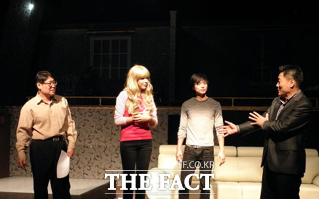 강철웅 감독(오른쪽)에게 연기 지도를 받고 있는 라리사.