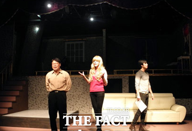 남자 배우들과 호흡을 맞춰보고 있는 라리사.