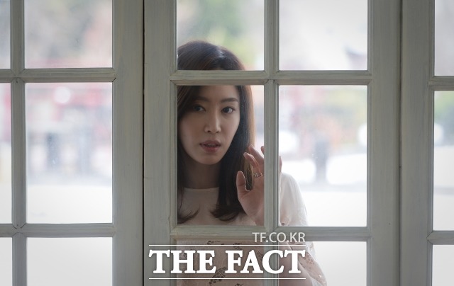 배우 강예원 인터뷰. 영화 '날 보러와요'에서 열연을 펼친 강예원이 <더팩트>와 인터뷰에 앞서 포즈를 취하고 있다. /이효균 기자
