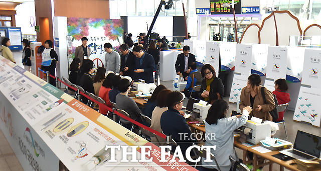 제20회 국회의원선거 사전투표 첫날인 8일 오전 서울역 3층 대합실에 마련된 남영동 사전투표소를 찾은 시민들이 소중한 한표를 행사하고 있다./이새롬 기자