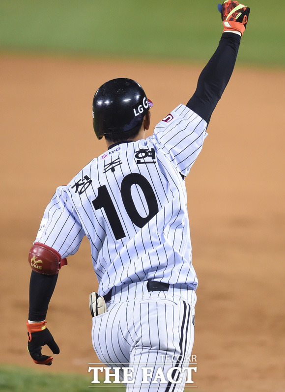 LG 정주현이 11-11로 맞선 연장 10회말 1사 만루서 끝내기 희생 플라이를 치고 환호하고 있다.