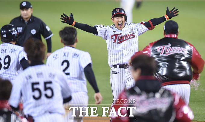 LG 정주현이 11-11로 맞선 연장 10회말 1사 만루서 끝내기 희생 플라이를 치고 환호하고 있다.