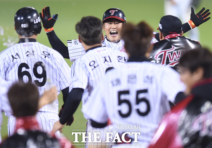 LG 정주현이 11-11로 맞선 연장 10회말 1사 만루서 끝내기 희생 플라이를 치고 환호하고 있다.