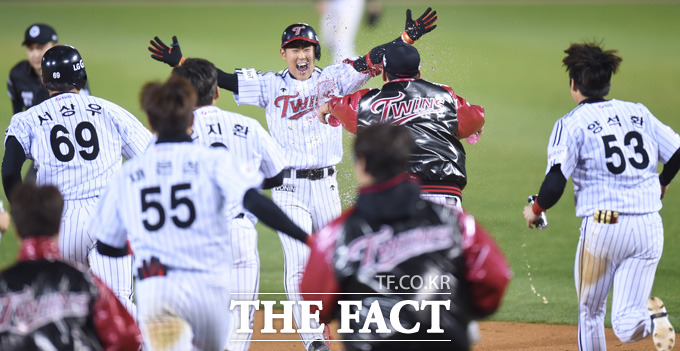 LG 정주현이 11-11로 맞선 연장 10회말 1사 만루서 끝내기 희생 플라이를 치고 환호하고 있다.