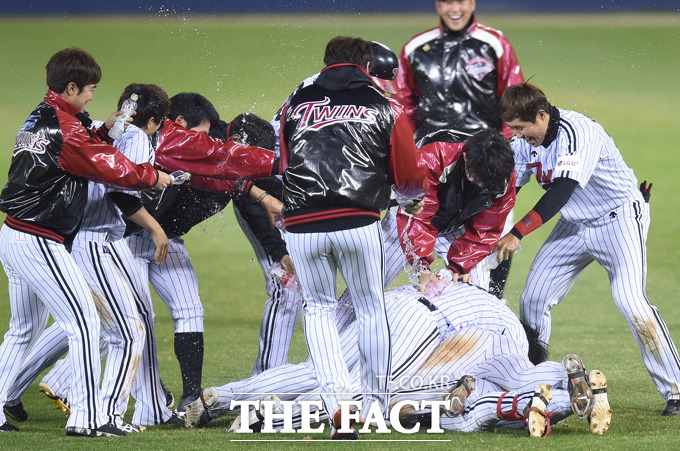 LG 정주현이 11-11로 맞선 연장 10회말 1사 만루서 끝내기 희생 플라이를 치고 환호하고 있다.