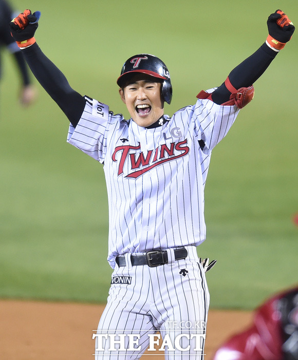 LG 정주현이 11-11로 맞선 연장 10회말 1사 만루서 끝내기 희생 플라이를 치고 환호하고 있다.