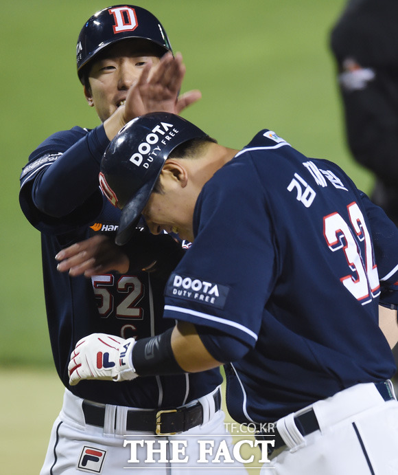 이번 홈런도 또 초구냐? 퍽!