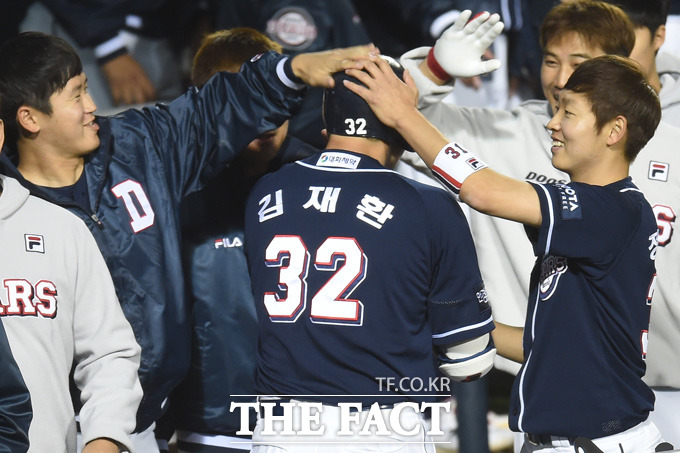 더그아웃서도 맞고..