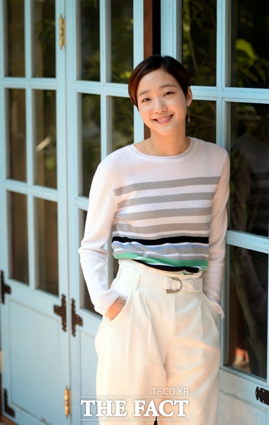 김고은, 선물 같은 '계춘할망' 김고은은 할머니에게 '계춘할망'을 보여주고 행복해했다. /임영무 기자