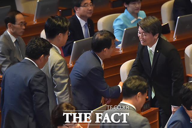 안철수 국민의당 상임 공동대표가 22일 오전 서울 여의도 국회 본회의장에서 교섭단체대표연설을 마친 뒤 동료 의원들과 인사를 하고 있다./국회=이새롬 기자