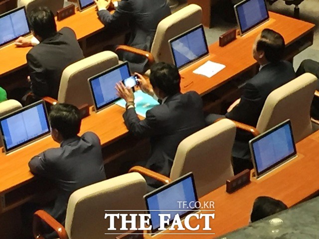 일부 새누리당 의원이 안 대표의 연설문을 본인의 카메라로 찍고 있다./국회=서민지 기자
