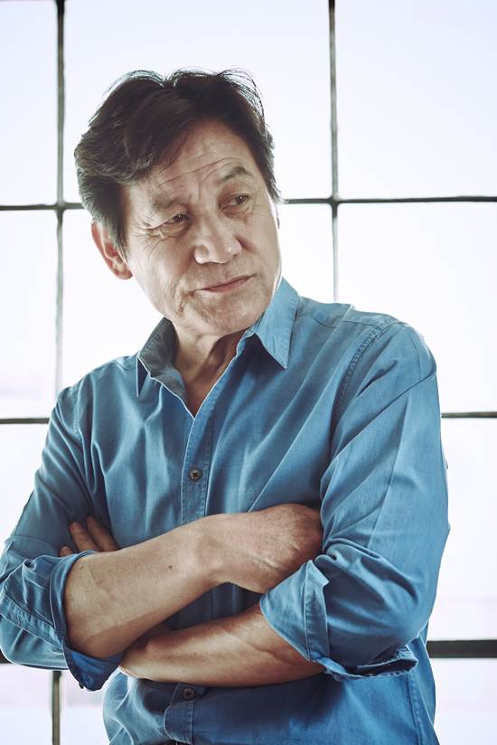 내년이면 데뷔 60년차. 대한민국 영화계 산증인이라고 할 수 있는 배우 안성기가 영화 '사냥'에 대한 속내를 털어놨다. /롯데엔터테인먼트 제공