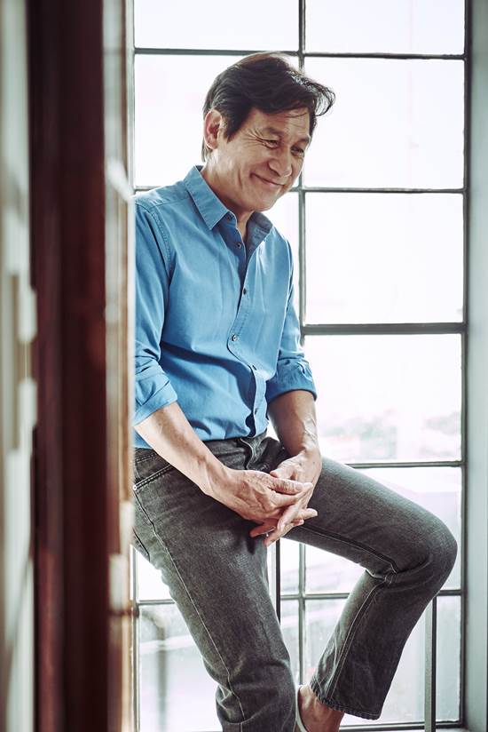 주름마저 연기하는 배우 안성기 안성기는 영화 '사냥'에서 늙은 사냥꾼 문기성 역을 맡아 열연을 펼쳤다. 특히 얼굴에 드리워진 주름마저 문기성을 완성시키는데 일조했다. /롯데엔터테인먼트 제공