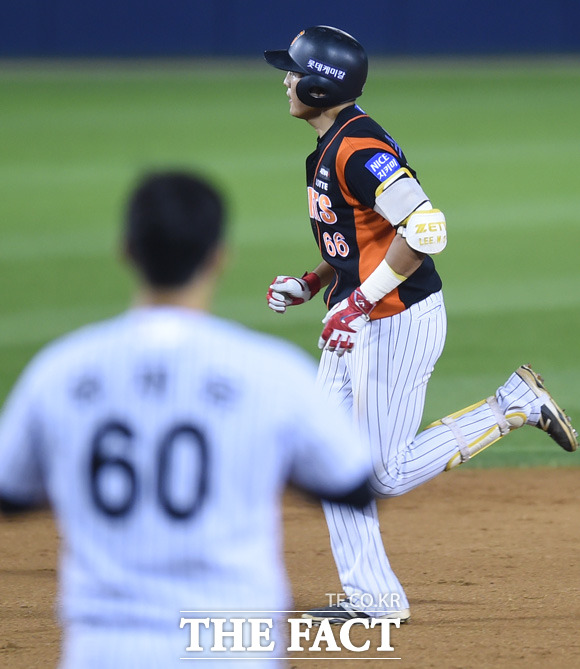 8회초 선두타자로 나선 롯데 김상호가 좌중간 솔로홈런을 터뜨리고 그라운드를 돌고 있다.