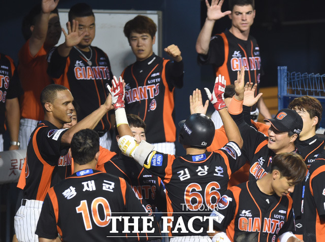 8회초 선두타자로 나선 롯데 김상호가 좌중간 솔로홈런을 터뜨리고 동료들의 환영을 받고 있다.