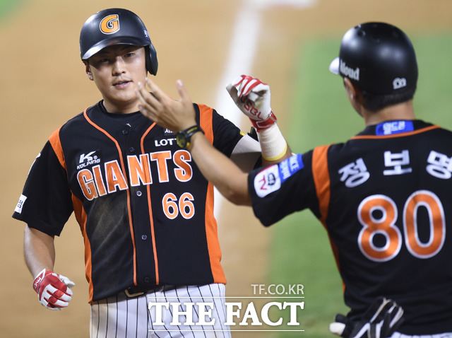 8회초 선두타자로 나선 롯데 김상호가 좌중간 솔로홈런을 터뜨리고 정보명 코치의 환영을 받고 있다.