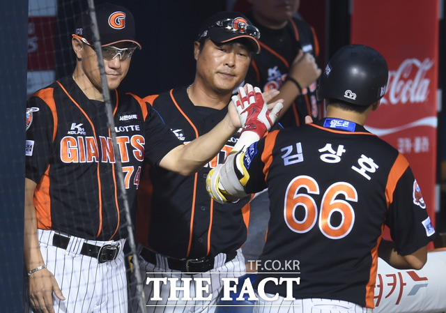 8회초 선두타자로 나선 롯데 김상호가 좌중간 솔로홈런을 터뜨리고 동료들의 환영을 받고 있다.