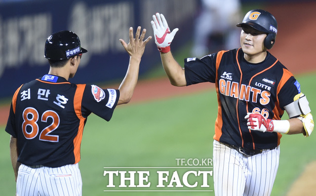 8회초 선두타자로 나선 롯데 김상호가 좌중간 솔로홈런을 터뜨리고 최만호 코치의 환영을 받고 있다.