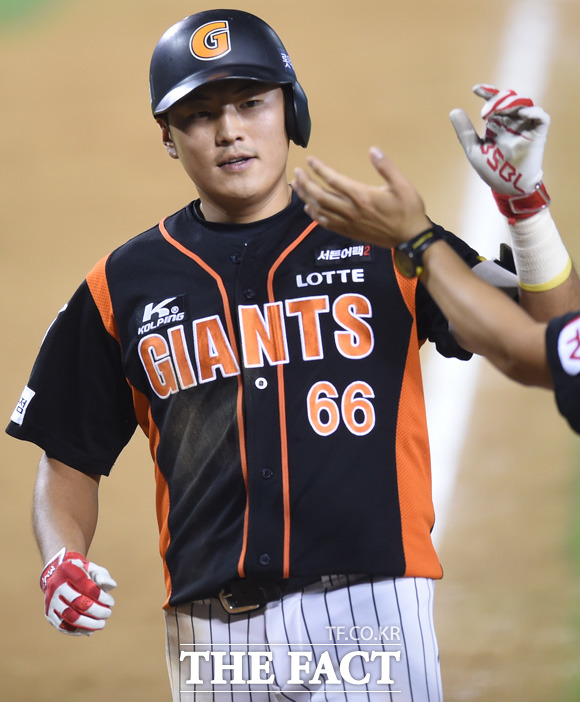 8회초 선두타자로 나선 롯데 김상호가 좌중간 솔로홈런을 터뜨리고 환영을 받고 있다.