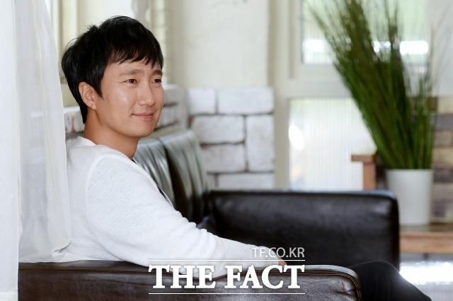 미소짓고 있는 배우 박해일. 배우 박해일은 지난달 28일 서울 종로구 팔판길 웨스트19에서 <더팩트>와 인터뷰를 가졌다. /남용희 인턴기자