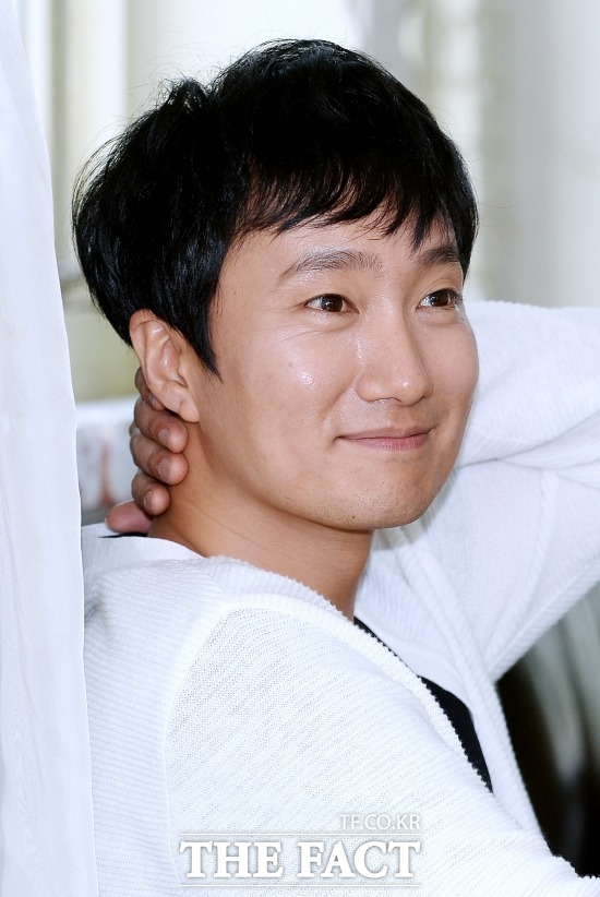 호기심 넘치는 표정의 배우 박해일. 배우 박해일은 <더팩트>와 인터뷰에서 작품을 선택하는 기준으로 '강력한 호기심'을 꼽았다. /남용희 인턴기자