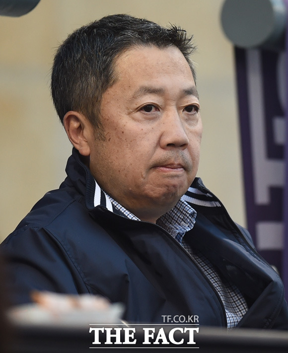 박정원 두산그룹 회장이 관중석에서 경기를 지켜보고 있다.