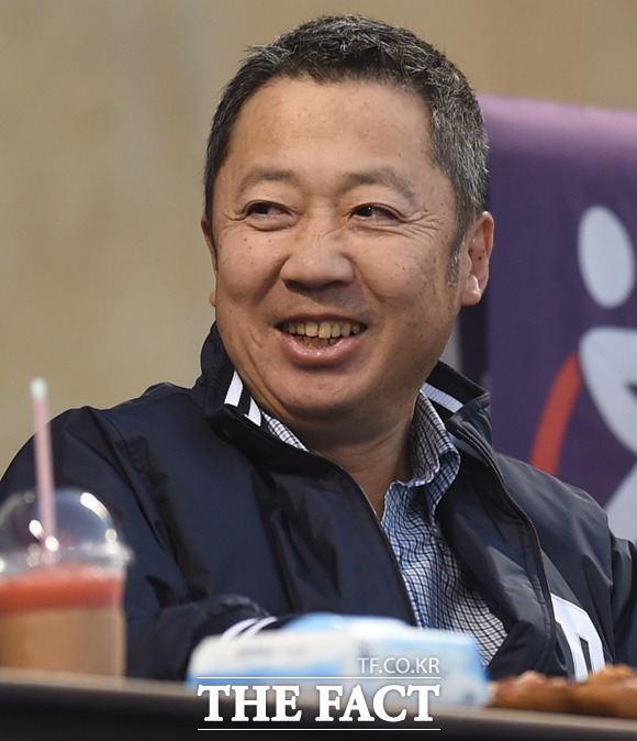 박정원 두산그룹 회장이 관중석에서 경기를 지켜보며 미소를 보이고 있다.