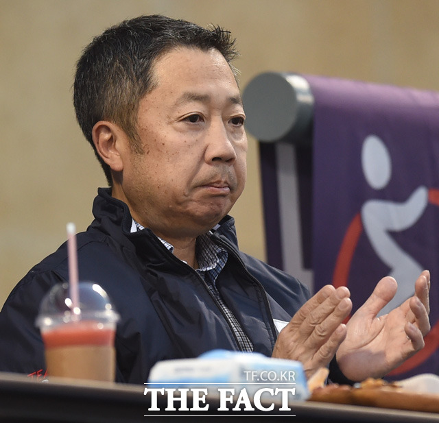 박정원 두산그룹 회장이 관중석에서 경기를 지켜보며 박수를 쳐주고 있다.