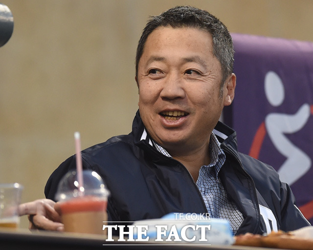 박정원 두산그룹 회장이 관중석에서 경기를 지켜보며 그룹 관계자와 대화를 나누고 있다.