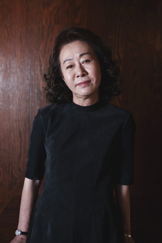 윤여정이 바라본 성매매 할머니 소영. 윤여정은 성매매를 하면서 생계를 유지하는 소영을 보며 안쓰러운 시선을 보냈다. /CGV아트하우스 제공