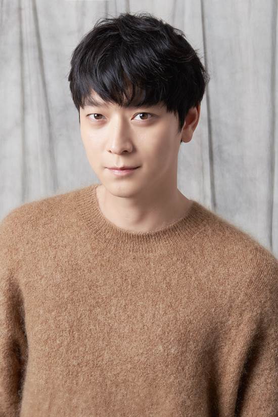 '시간을 되돌린다면?' 배우 강동원이 자신의 작품 중 아쉽고 다시 찍고 싶은 영화로 이명세 감독의 '형사'를 꼽았다. /쇼박스 제공