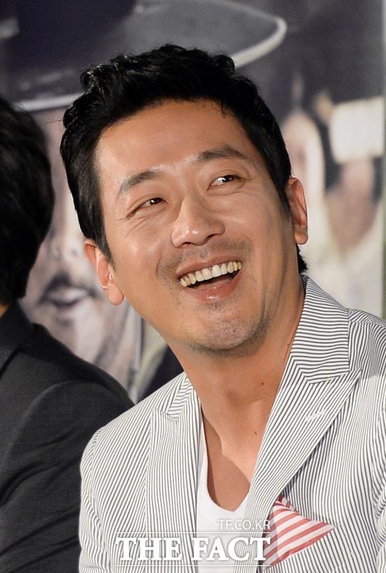 연예계 '의리파 진짜' 개념배우는 하정우. 하정우의 진면목은 스타보다 기회를 잡지 못한 후배들을 더 살뜰히 챙긴다는 점이다. /더팩트 DB