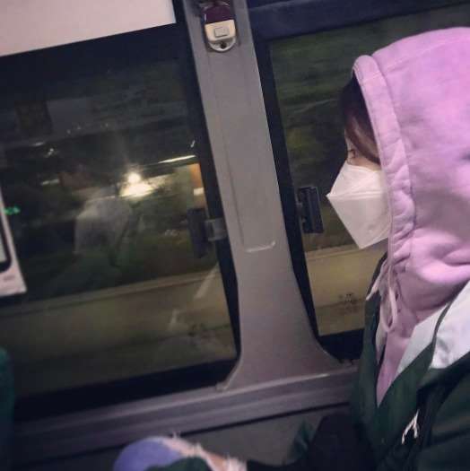 가수 아이유가 미세먼지 마스크를 쓴 채 버스를 이용하고 있다. /강한나 SNS